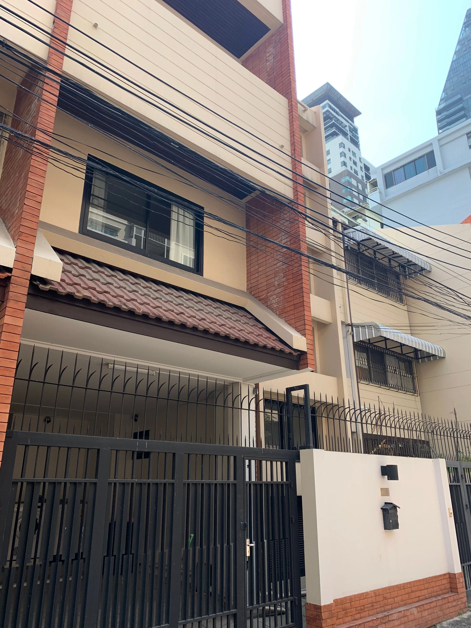 unit 4 Bedrooms  Townhouse For Rent & Sale in Sukhumvit, Bangkok  near BTS Phrom Phong (AA27110)