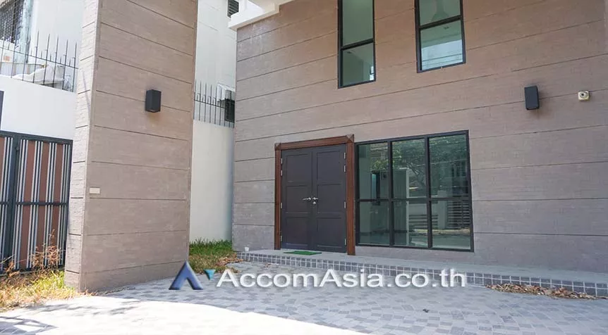 Pet friendly |  4 Bedrooms  Townhouse For Rent in Sathorn, Bangkok  near BTS Chong Nonsi (AA27149)