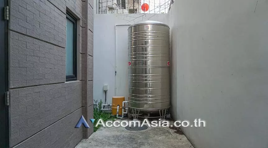 Pet friendly |  4 Bedrooms  Townhouse For Rent in Sathorn, Bangkok  near BTS Chong Nonsi (AA27149)