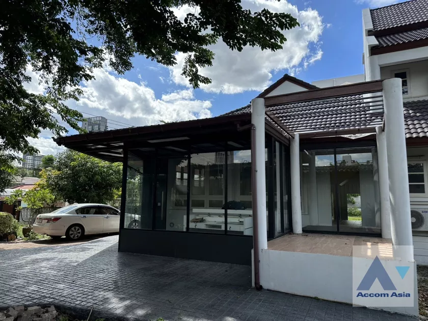 unitHome Office |  4 Bedrooms  House For Rent & Sale in Sukhumvit, Bangkok  near BTS Punnawithi (AA27152)