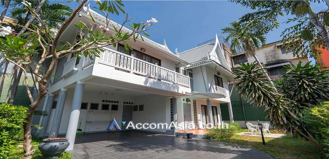  Oriental Style House in compoud with pool House  3 Bedroom for Rent BTS Saint Louis in Sathorn Bangkok