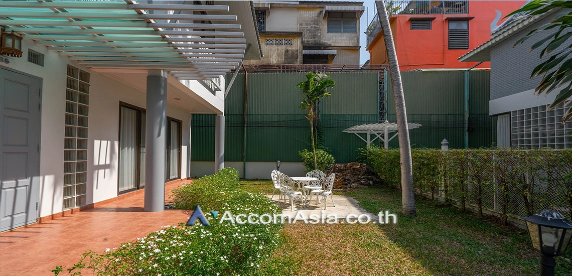  3 Bedrooms  House For Rent in Sathorn, Bangkok  near BTS Chong Nonsi - BTS Saint Louis (AA27170)
