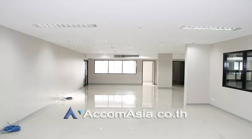 unit Office space For Rent in Sukhumvit, Bangkok  near BTS Ekkamai (AA27171)