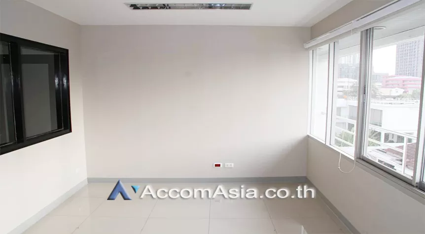  1  Office Space For Rent in Sukhumvit ,Bangkok BTS Ekkamai at Compomax Building AA27171