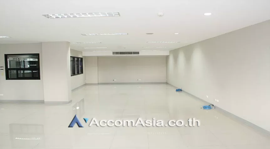 unit Office space For Rent in Sukhumvit, Bangkok  near BTS Ekkamai (AA27171)