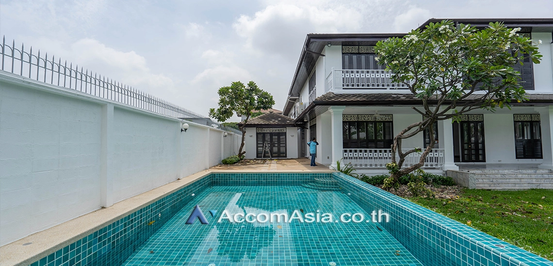 Garden, Private Swimming Pool |  5 Bedrooms  House For Rent in Sukhumvit, Bangkok  near BTS Phra khanong (94169)