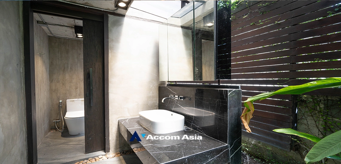 40  5 br House for rent and sale in Sukhumvit ,Bangkok BTS Ekkamai AA27219