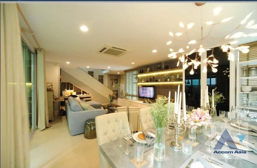  3 Bedrooms  House For Rent & Sale in Phaholyothin, Bangkok  near BTS Saphan-Kwai (AA27221)