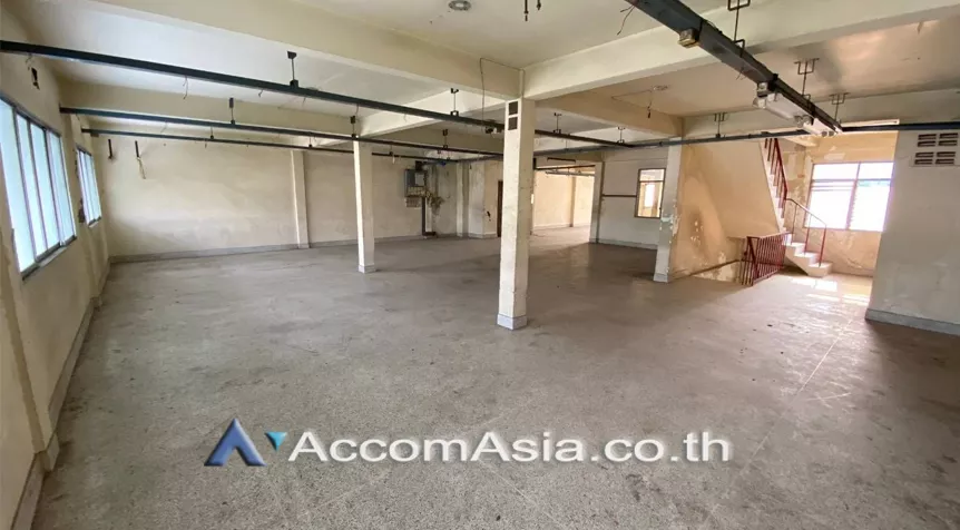  1  Retail / Showroom For Rent in Bang Na ,Bangkok BTS Punnawithi AA27228