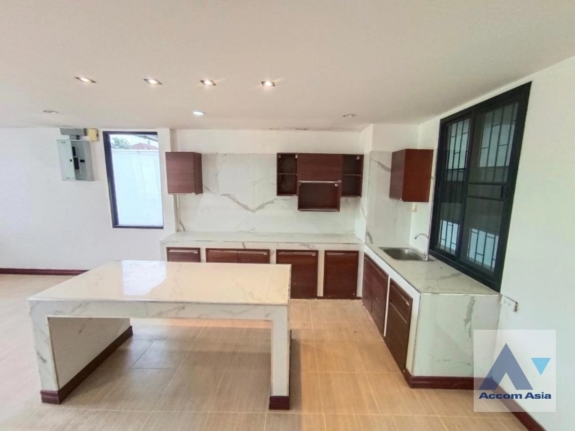 6  4 br House For Rent in Sukhumvit ,Bangkok BTS Phra khanong AA27236