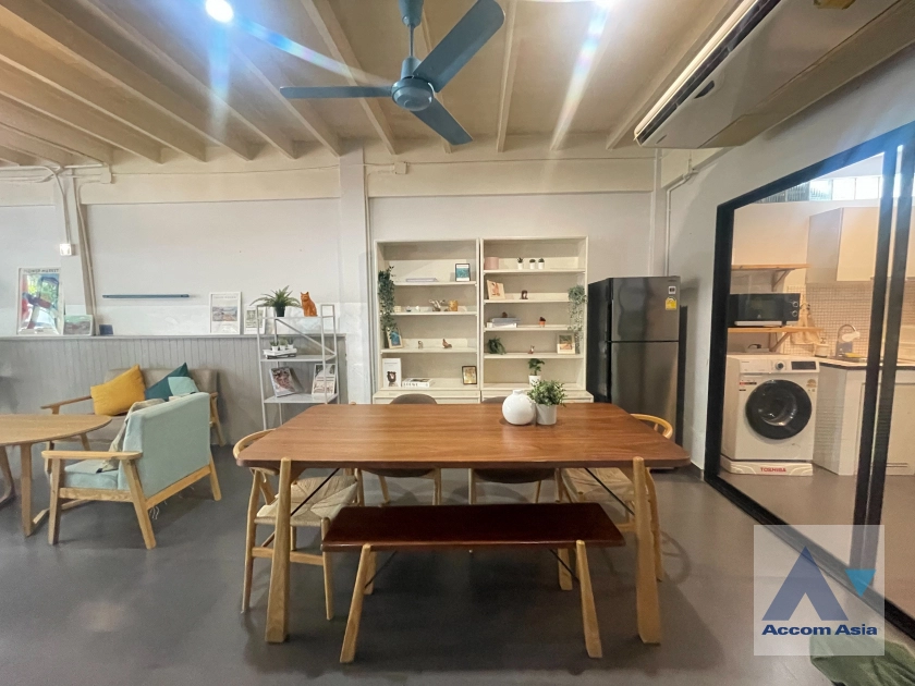 unitPet friendly |  3 Bedrooms  House For Rent in Sukhumvit, Bangkok  near BTS Ekkamai (AA27280)