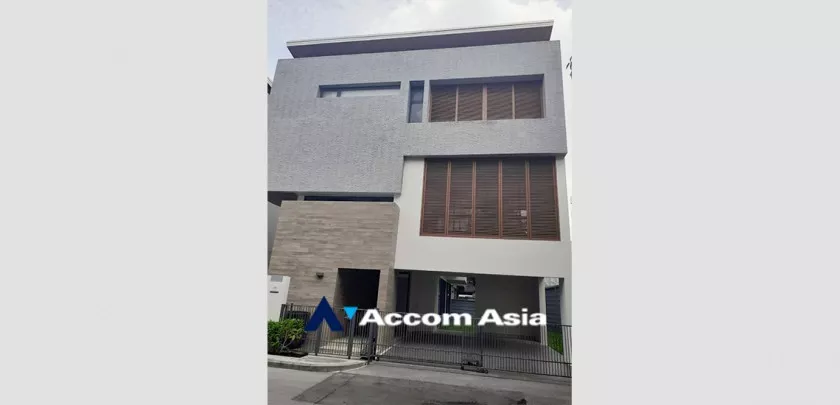  3 Bedrooms  House For Rent in Ratchadapisek, Bangkok  near MRT Thailand Cultural Center (AA27311)