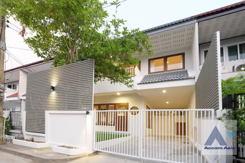  Safe and local lifestyle Home House  3 Bedroom for Rent BTS Phra khanong in Sukhumvit Bangkok