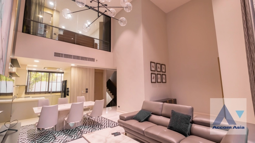 unitCorner Unit, Double High Ceiling, Pet friendly |  4 Bedrooms  House For Rent & Sale in Sukhumvit, Bangkok  near BTS Phrom Phong (AA27317)