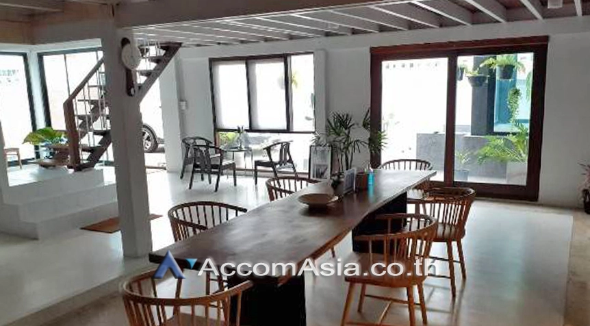  4 Bedrooms  House For Rent in Sukhumvit, Bangkok  near BTS Ekkamai (AA27321)