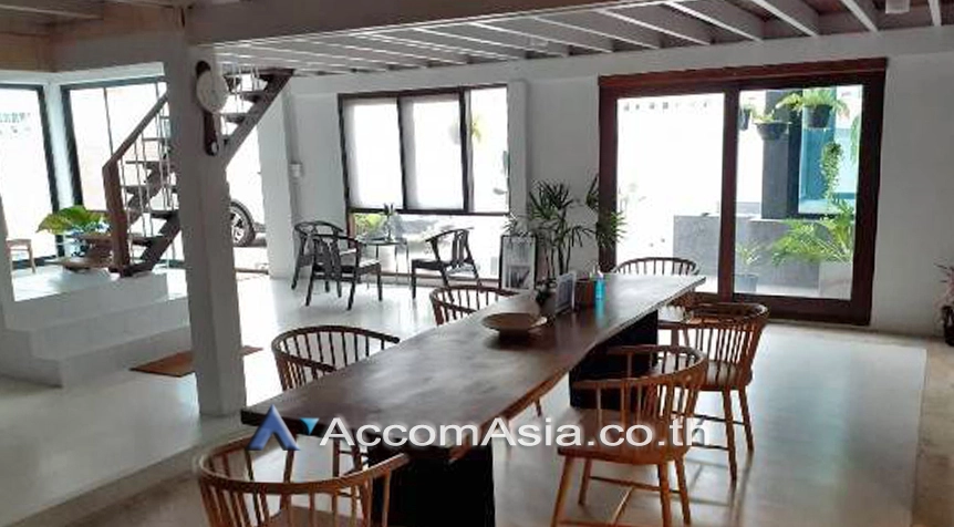 unit 4 Bedrooms  House For Rent in Sukhumvit, Bangkok  near BTS Ekkamai (AA27321)