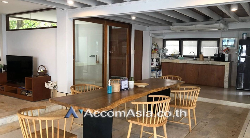 unit 4 Bedrooms  House For Rent in Sukhumvit, Bangkok  near BTS Ekkamai (AA27321)