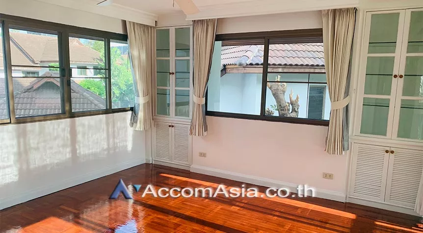  3 Bedrooms  House For Rent in Sukhumvit, Bangkok  near BTS Phrom Phong (AA27342)