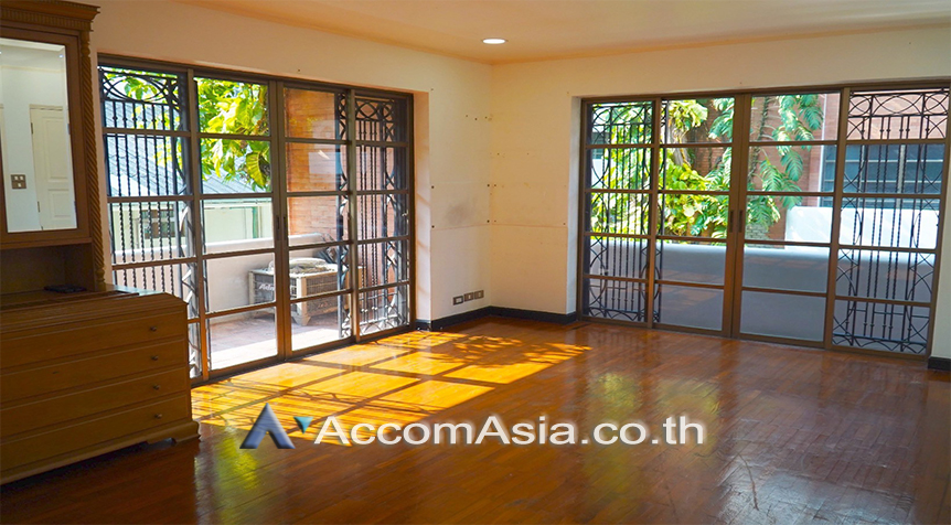 Home Office |  3 Bedrooms  Townhouse For Rent in Ploenchit, Bangkok  near BTS Ploenchit (AA27345)