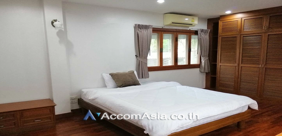  4 Bedrooms  House For Rent in Sukhumvit, Bangkok  near BTS Phra khanong (AA27372)