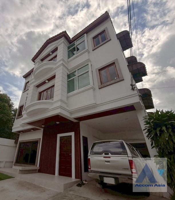 unit 5 Bedrooms  House For Rent in Sukhumvit, Bangkok  near BTS Phra khanong (AA27372)