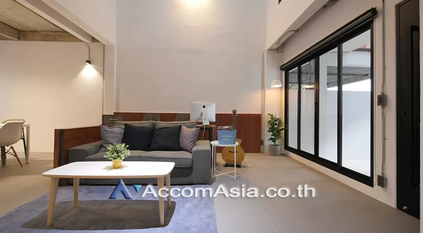  3 Bedrooms  House For Rent in Sukhumvit, Bangkok  near BTS Phrom Phong (AA27387)