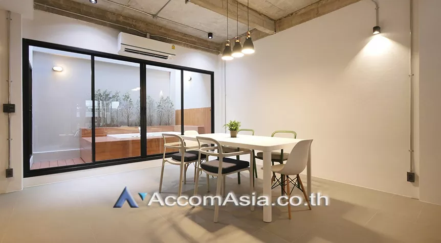  3 Bedrooms  House For Rent in Sukhumvit, Bangkok  near BTS Phrom Phong (AA27387)
