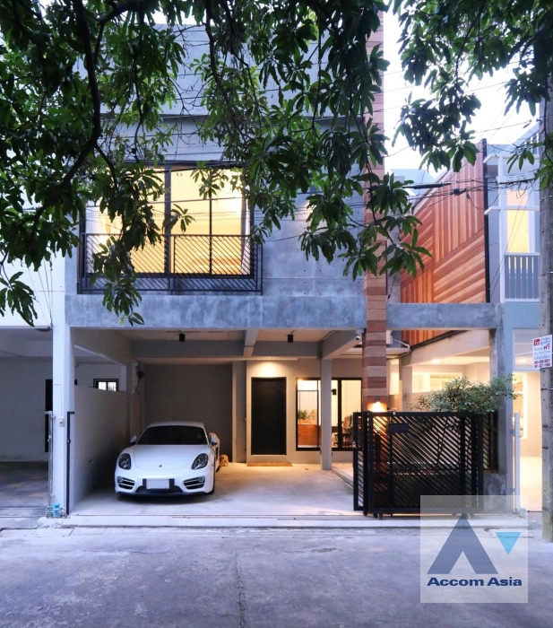  2  3 br House for rent and sale in Sukhumvit ,Bangkok BTS Phrom Phong AA27387