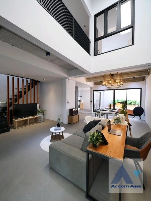 unit 3 Bedrooms  House For Rent & Sale in Sukhumvit, Bangkok  near BTS Phrom Phong (AA27387)