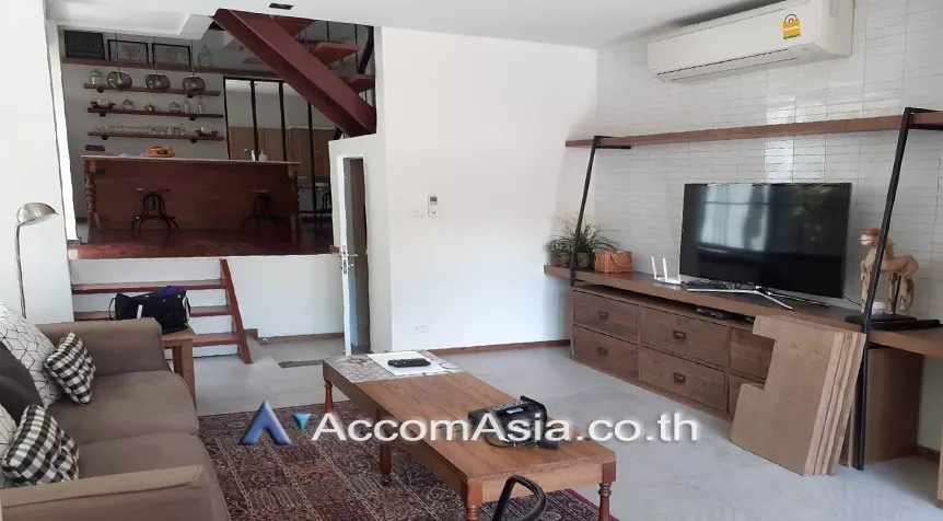 3 Bedrooms  Townhouse For Rent in Phaholyothin, Bangkok  near BTS Ari (AA27419)