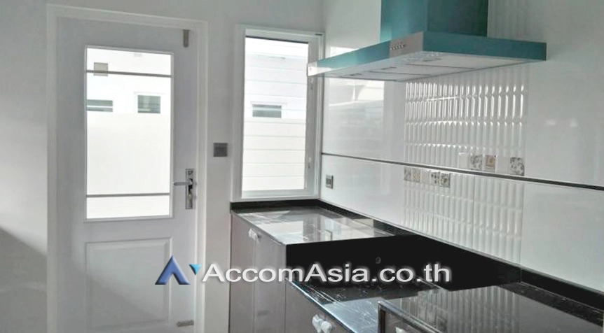 unit 4 Bedrooms  House For Rent in Bang Na, Bangkok  (AA27442)