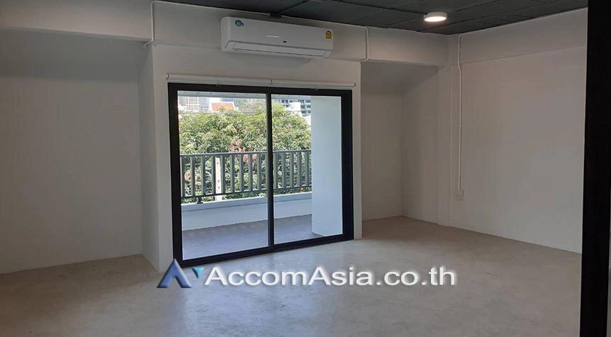 unit 6 Bedrooms  Townhouse For Rent in Sukhumvit, Bangkok  near BTS Ploenchit (AA27484)