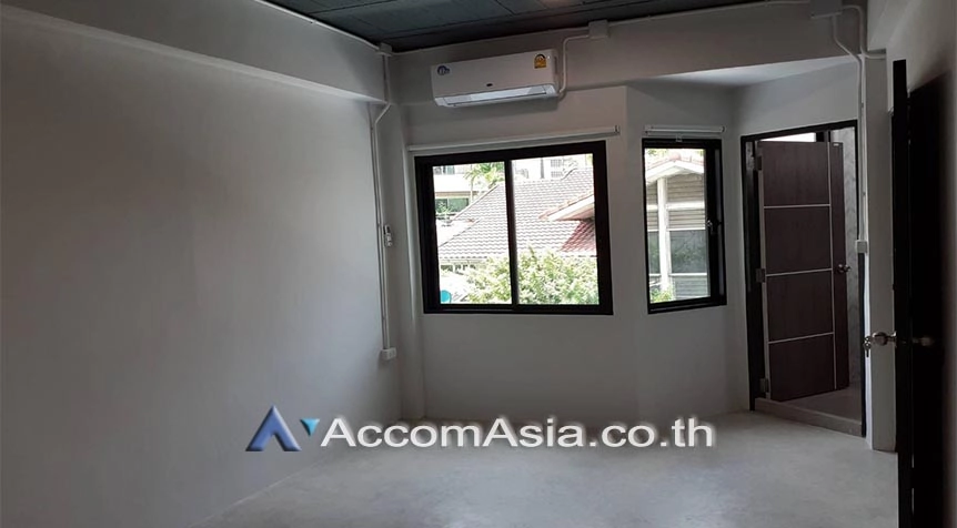  6 Bedrooms  Townhouse For Rent in Sukhumvit, Bangkok  near BTS Ploenchit (AA27484)