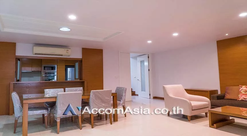  4 Bedrooms  House For Rent in Sukhumvit, Bangkok  near BTS Ekkamai (AA27491)
