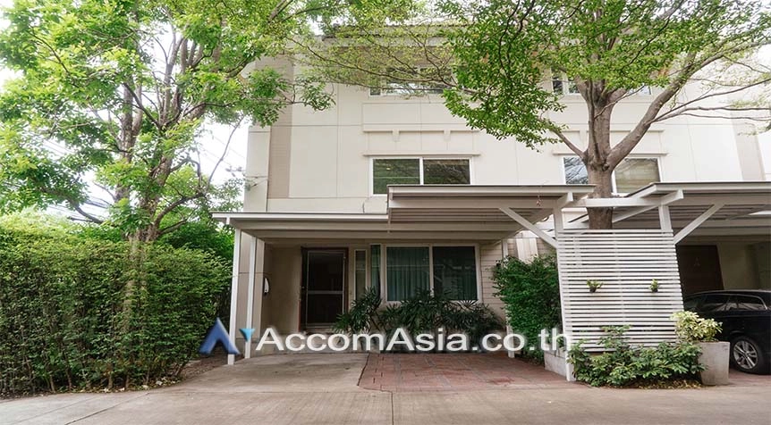  3 Bedrooms  House For Rent in Sukhumvit, Bangkok  near BTS Ekkamai (AA27492)