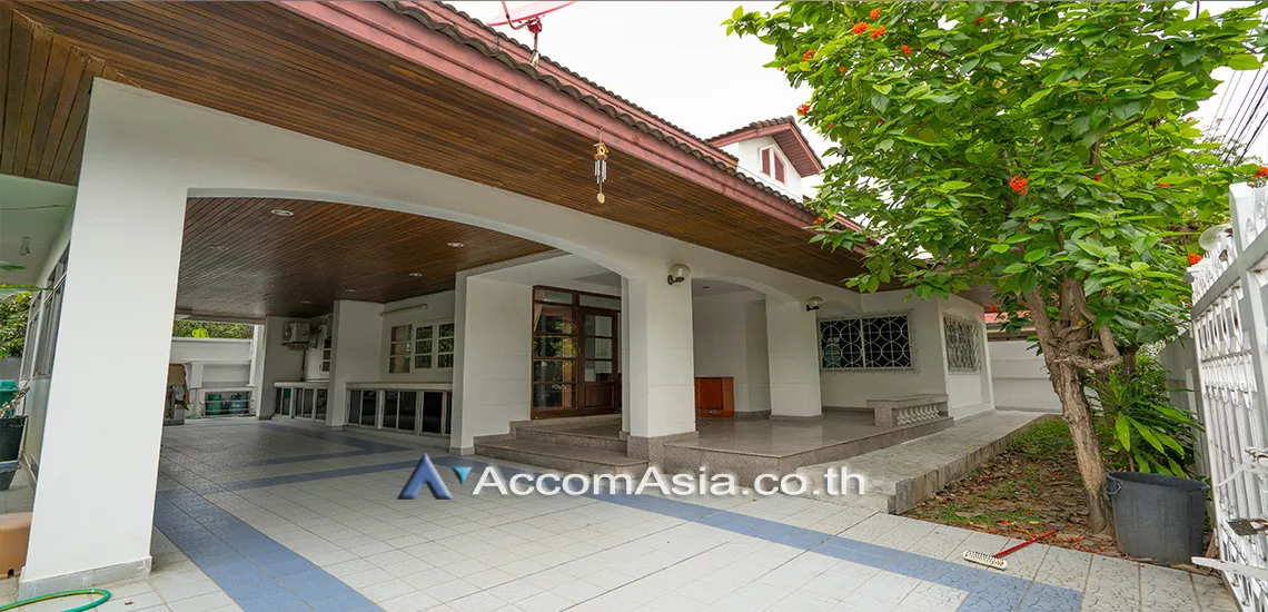  4 Bedrooms  House For Rent in Sukhumvit, Bangkok  near BTS Phra khanong (AA27550)