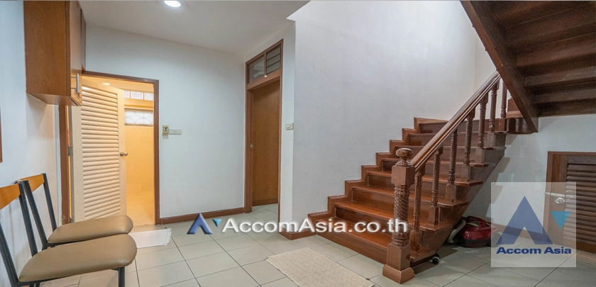 9  4 br House for rent and sale in Sukhumvit ,Bangkok BTS Phra khanong at Moo Baan Pakamas AA27550