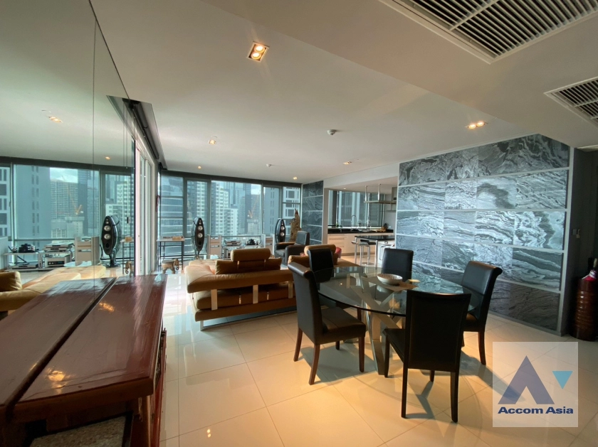 Pet friendly |  Fullerton Sukhumvit Condominium  3 Bedroom for Rent BTS Ekkamai in Sukhumvit Bangkok