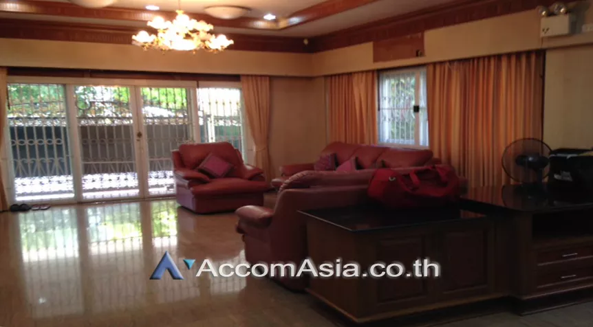  6 Bedrooms  House For Rent in Silom, Bangkok  near BTS Sala Daeng (AA27553)