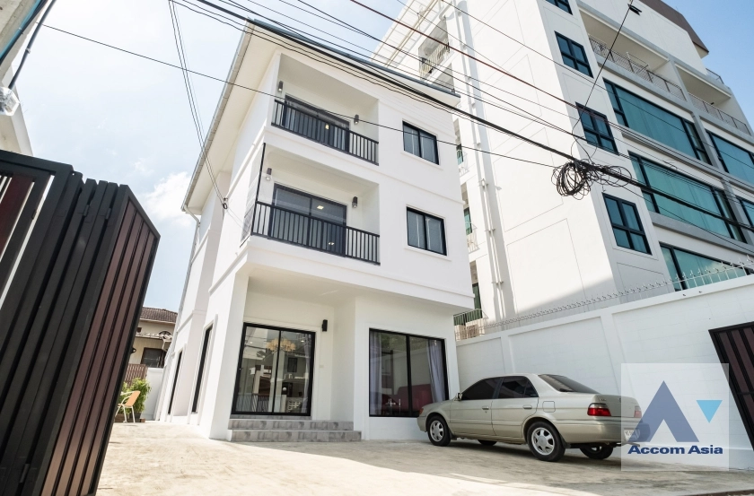 unit 3 Bedrooms  House For Rent & Sale in Sukhumvit, Bangkok  near BTS Ekkamai - BTS Phra khanong (AA27578)