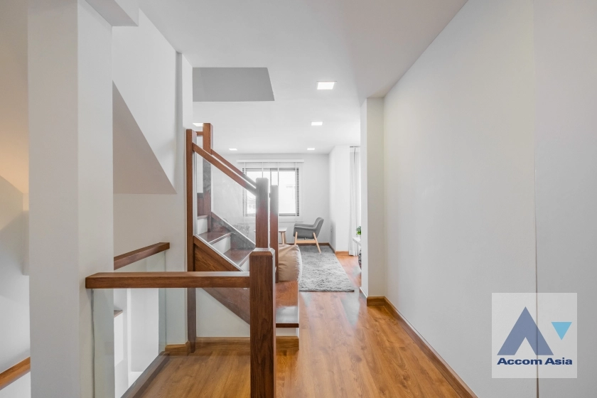 23  3 br House for rent and sale in Sukhumvit ,Bangkok BTS Ekkamai - BTS Phra khanong AA27578