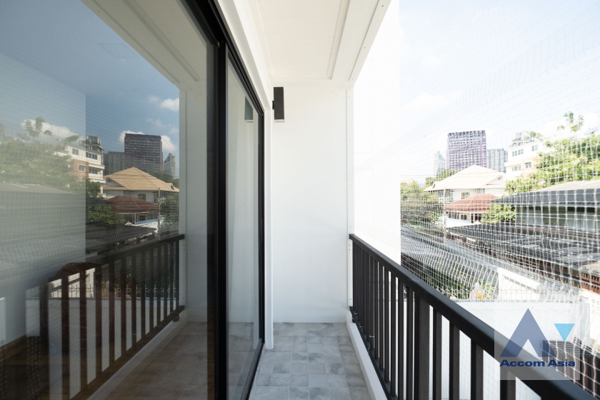  3 Bedrooms  House For Rent in Sukhumvit, Bangkok  near BTS Ekkamai - BTS Phra khanong (AA27578)