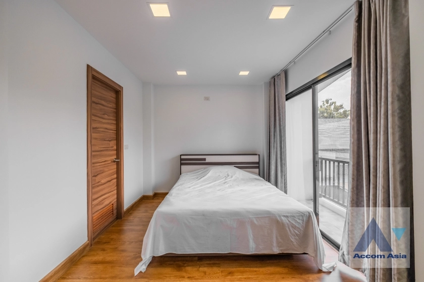 32  3 br House for rent and sale in Sukhumvit ,Bangkok BTS Ekkamai - BTS Phra khanong AA27578