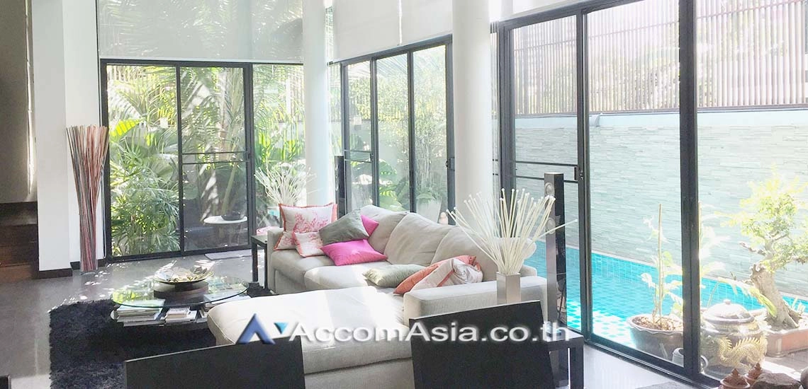 Private Swimming Pool |  3 Bedrooms  House For Rent in Sukhumvit, Bangkok  near BTS Ekkamai (AA27597)