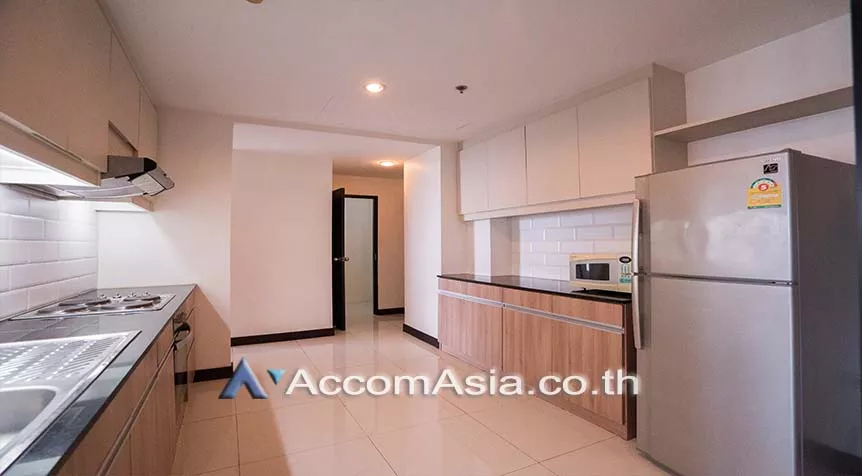  3 Bedrooms  Apartment For Rent in Sukhumvit, Bangkok  near BTS Ekkamai (AA27660)