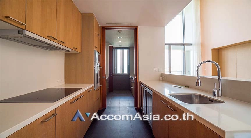 unit Contemporary condominium with full-height windows and open space in Sathorn (AA27661)