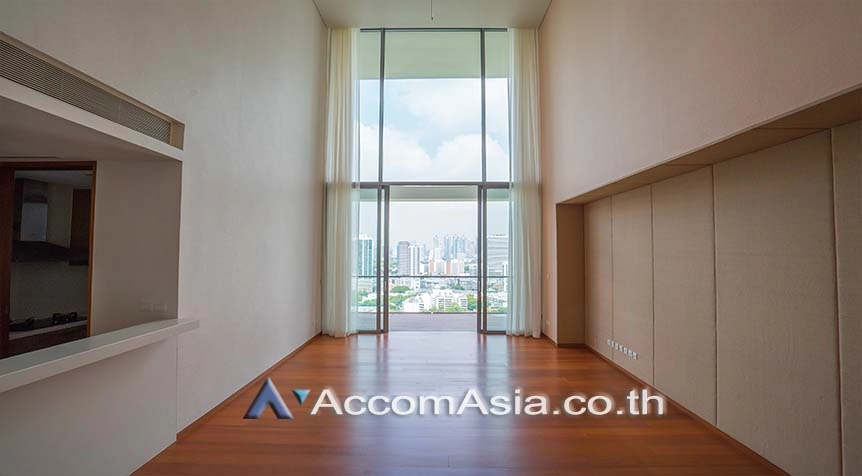 unit Contemporary condominium with full-height windows and open space in Sathorn (AA27661)
