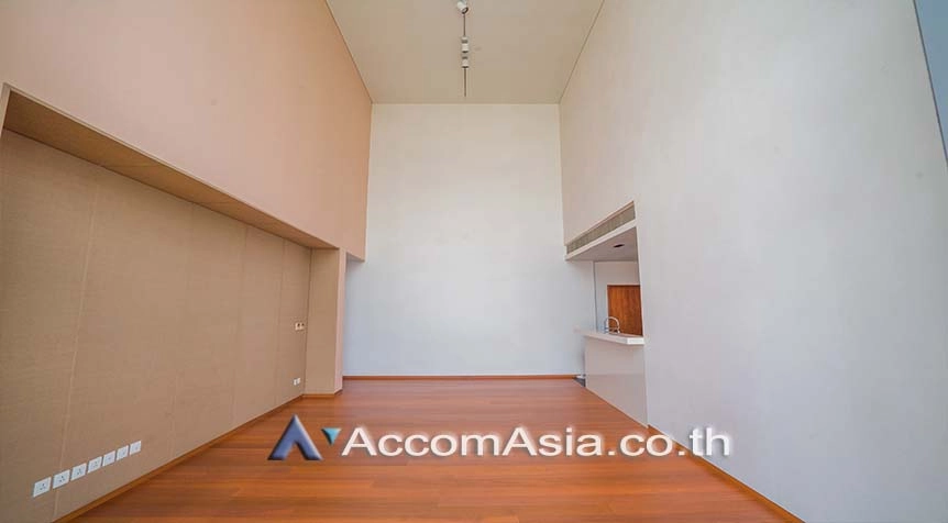 unit Contemporary condominium with full-height windows and open space in Sathorn (AA27661)