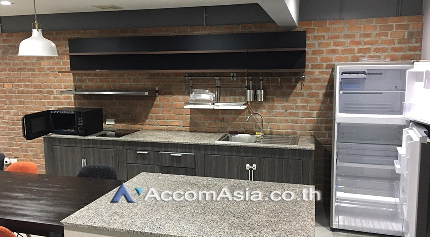 unitPet friendly |  3 Bedrooms  Townhouse For Rent & Sale in Sukhumvit, Bangkok  near BTS Ekkamai (AA27774)