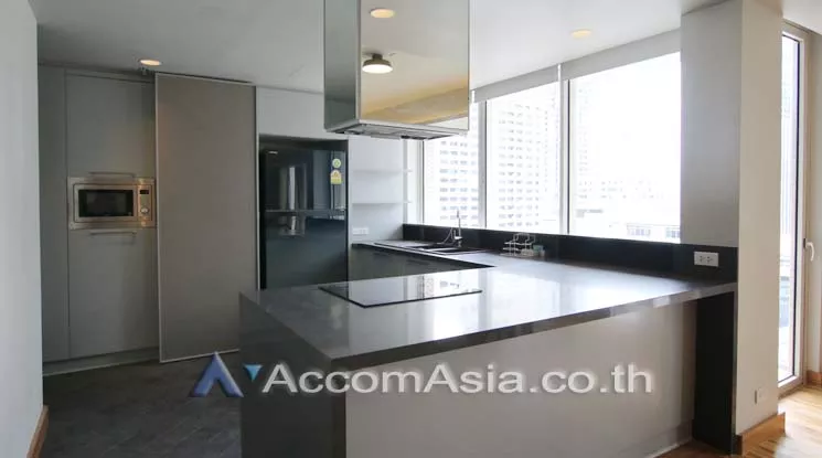  2 Bedrooms  Condominium For Rent in Ploenchit, Bangkok  near BTS Chitlom (2020204)